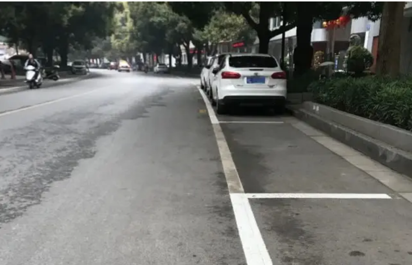 汽车在停车位还会被贴条？因这四种情况被罚，找谁辩解都没用