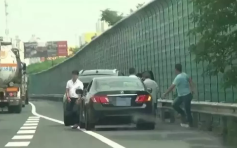 碰瓷新招！超车竟变成“肇事逃逸”，司机私了被索要15000元