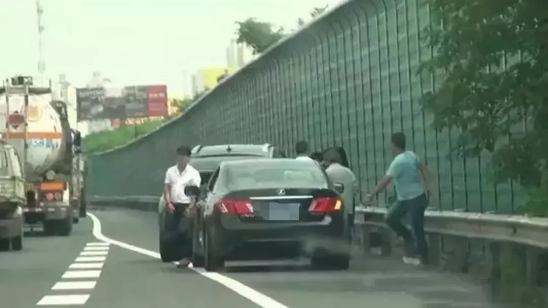 碰瓷新招！超车竟变成“肇事逃逸”，司机私了被索要15000元
