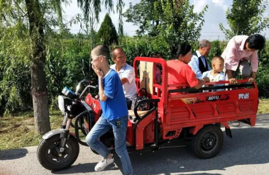 电动车、三轮车载人有什么标准?按照标准载人,上路才能不被罚
