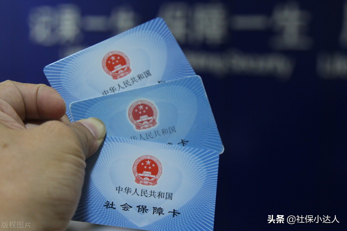 每年交300元居民社保和一次性补缴，哪个养老金多？