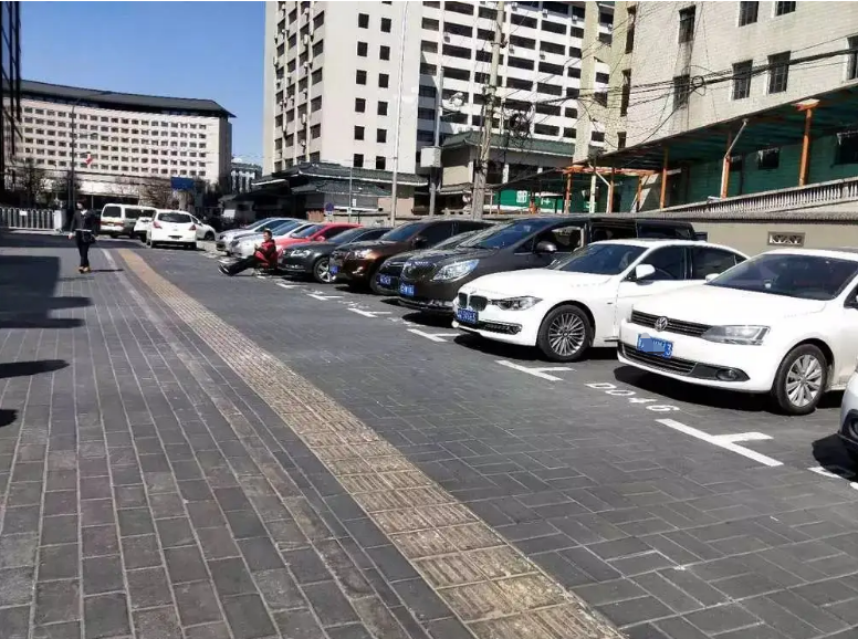 汽车在停车位还会被贴条？因这四种情况被罚，找谁辩解都没用