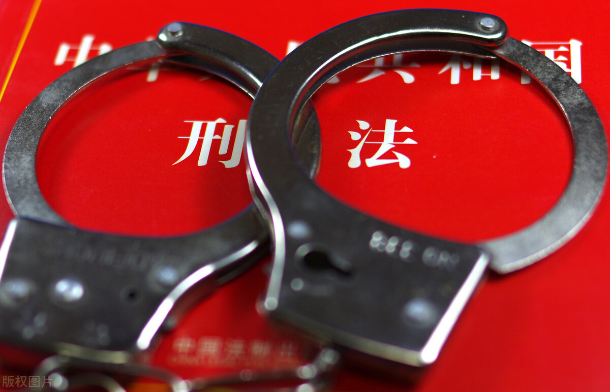 盗窃他人车辆并出售获利，会受到怎样的处罚？