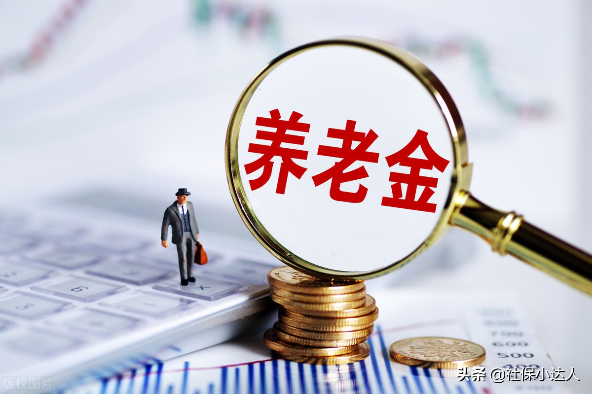 每年交300元居民社保和一次性补缴，哪个养老金多？