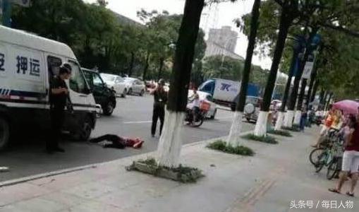 男子追砸运钞车遭击毙家属获赔180万，押运人员获刑三年缓刑三年