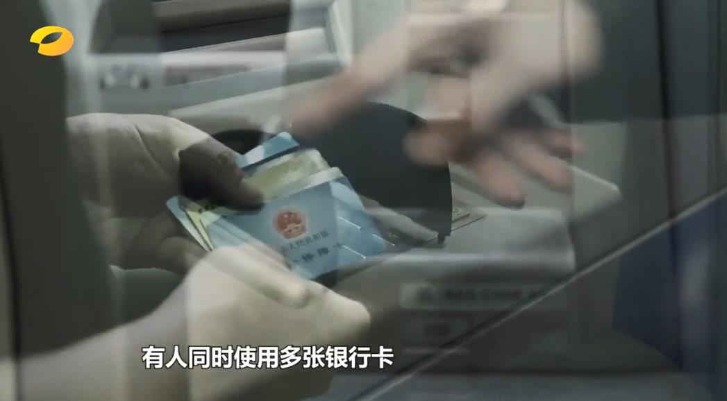社保基金贪腐案曝光:携612张去世人员社保卡疯狂套现,致自动取款机报警