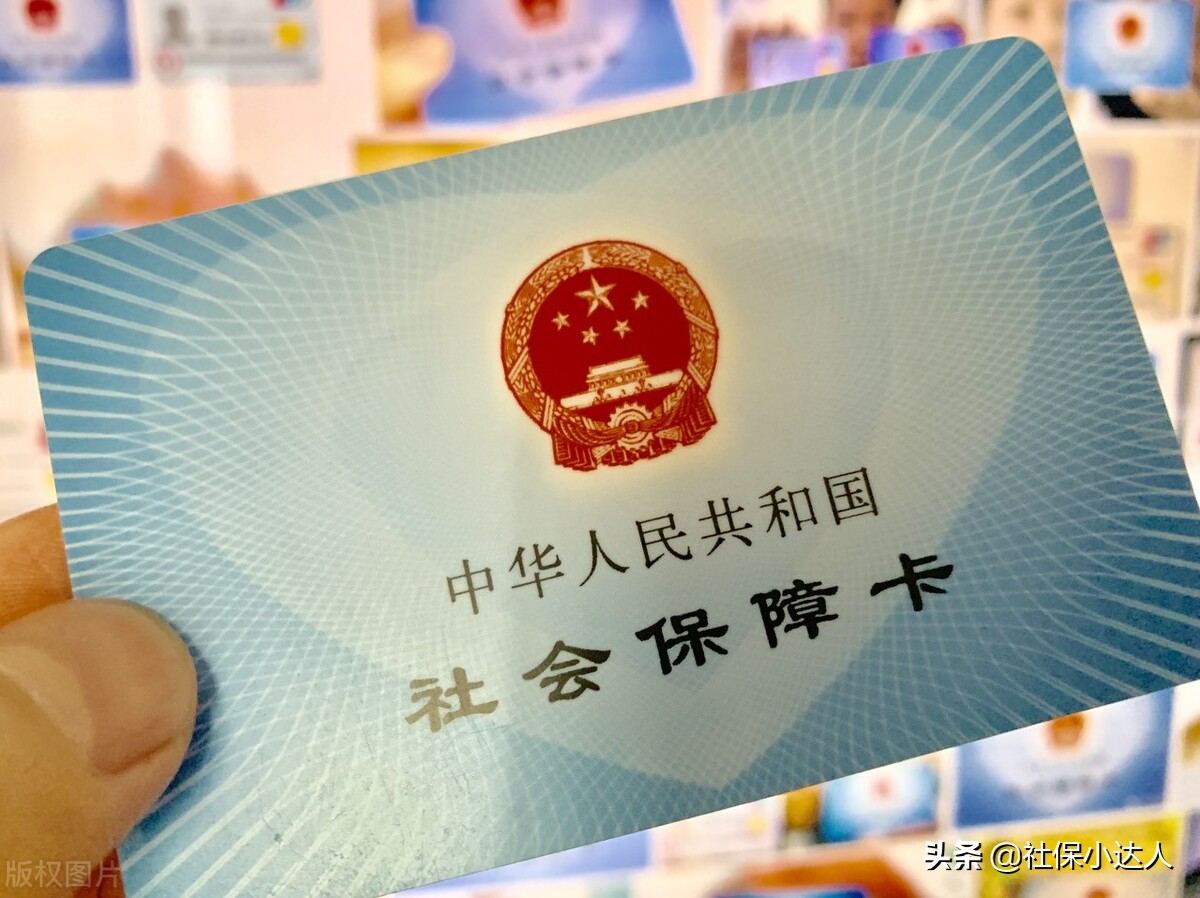 每年交300元居民社保和一次性补缴，哪个养老金多？