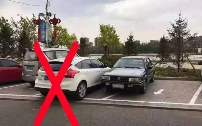 汽车在停车位还会被贴条？因这四种情况被罚，找谁辩解都没用