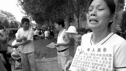 很不理解：购买赃物是销赃罪，购买儿童的人怎么就成了养父母？