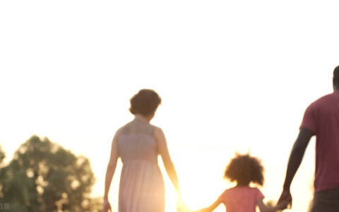 离婚后孩子的抚养费怎么规定的？非婚生子女要求抚养费应该给吗？