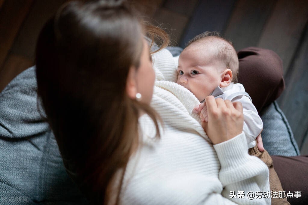 哺乳期结束就要被辞退，这种情况女员工要求续签，仲裁会支持么？