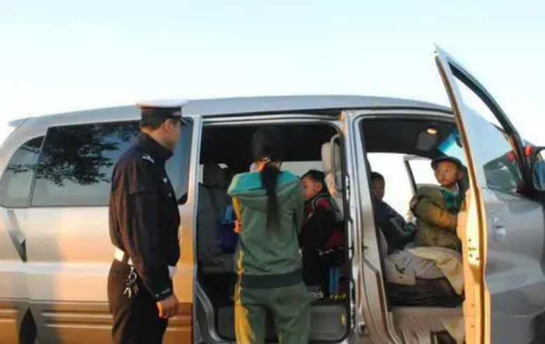 私家车超员20%以上才扣分，那5座车坐6个人怎么算？交警：听好了