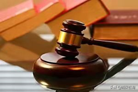男子被车撞死理赔难，保险公司：在车外死了也不赔，法院：心太黑