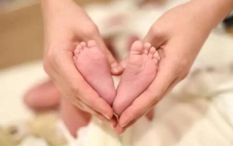 小夫妻闹离婚，孩子仅8个月大！法院发《告知书》：离婚了也要管好娃