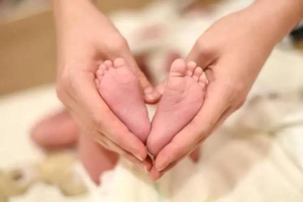 小夫妻闹离婚,孩子仅8个月大!法院发《告知书》:离婚了也要管好娃