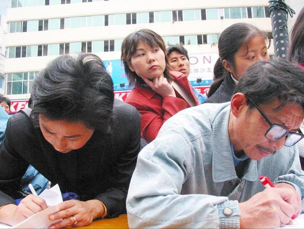 满55周岁的下岗男职工，2022年真的要提前退休了？正确答案在这里