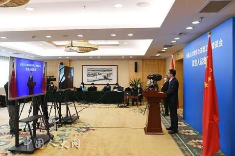 妇女权益保障法修订草案增加规定:明确不得因婚、孕、产等情形限制女职工晋职晋级