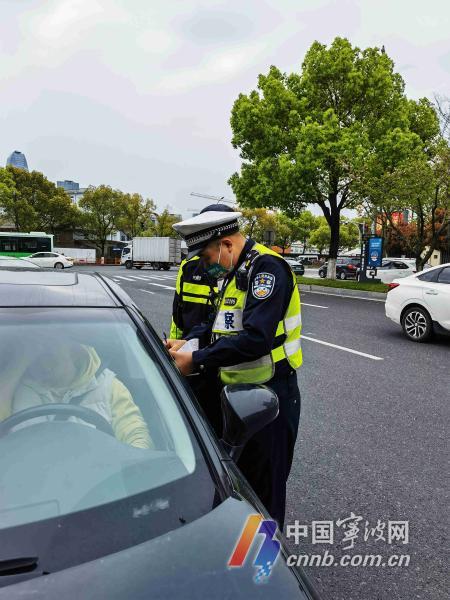 交通违法记分新规实施 宁波交警严查开车使用手机行为