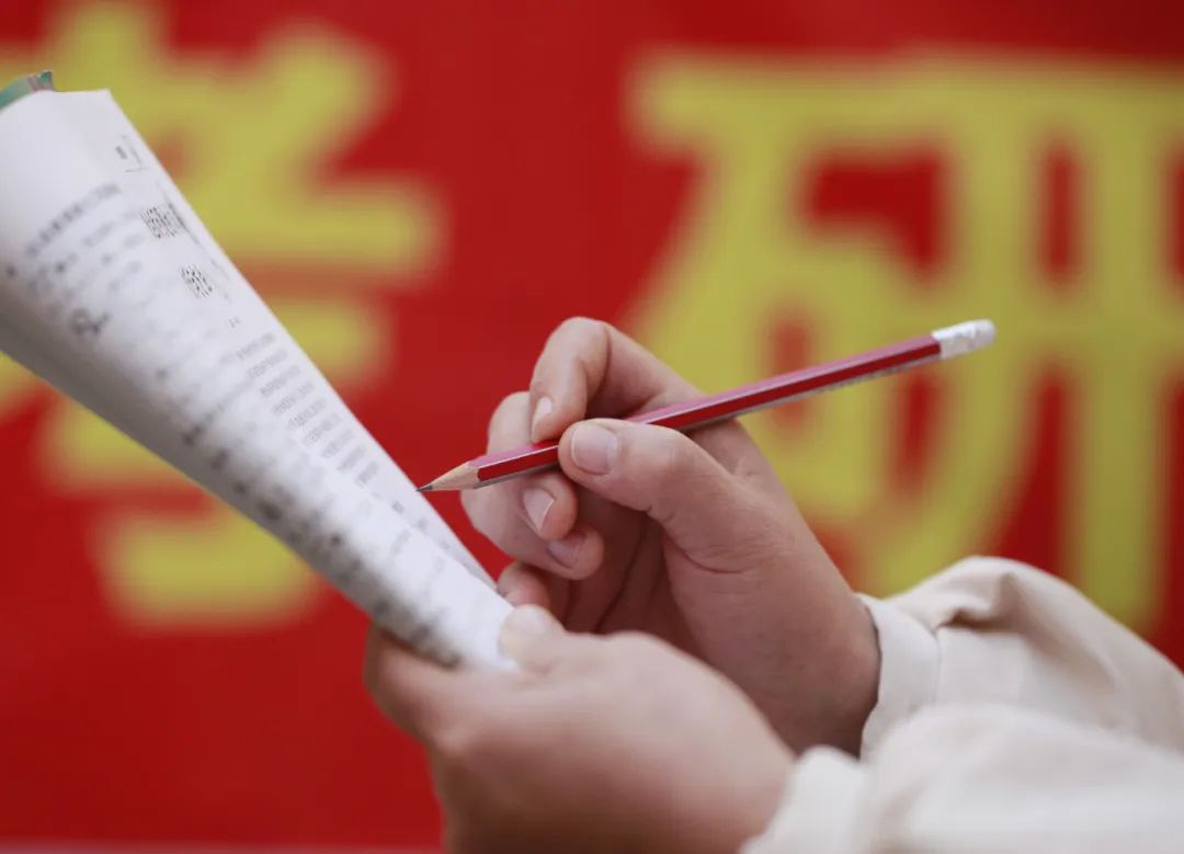夫妻之间工资条算隐私吗?最新说法来了