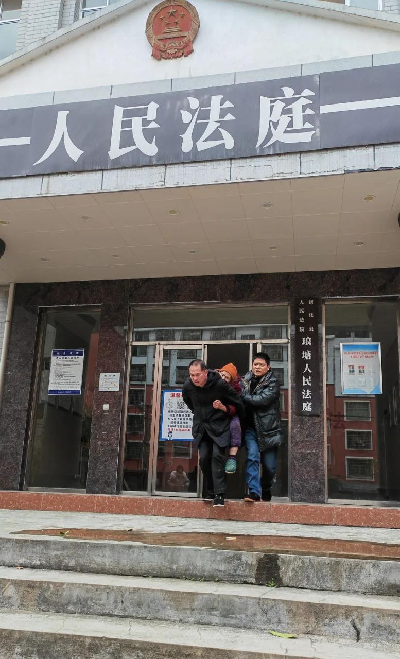 瘫痪老人被儿子“丢”在法庭……