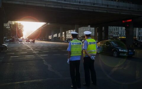 别把辅警不当警察，袭击辅警同样涉嫌构成袭警罪！