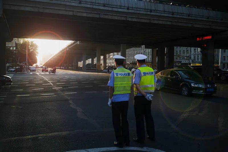 别把辅警不当警察，袭击辅警同样涉嫌构成袭警罪！