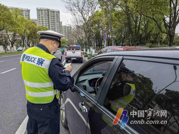 交通违法记分新规实施 宁波交警严查开车使用手机行为
