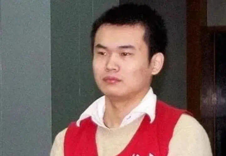 22岁少年掐死女友，打死老人，被判死刑：中国式巨婴，毁掉三代人