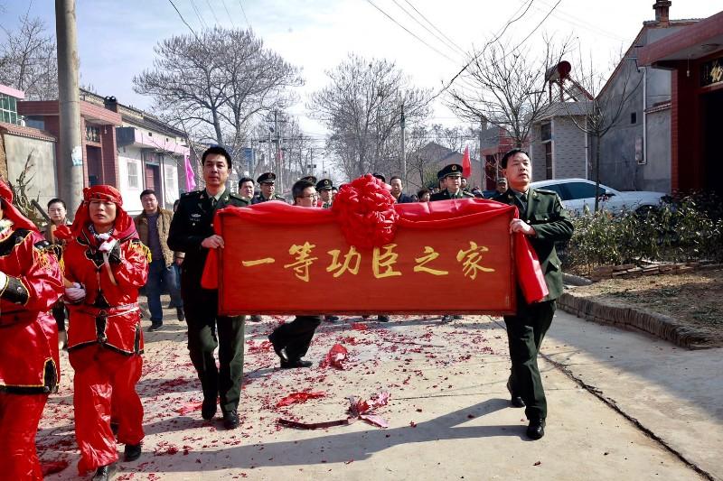 这个政策好!现役荣立一等功,退伍后每月额外领2000元荣誉金