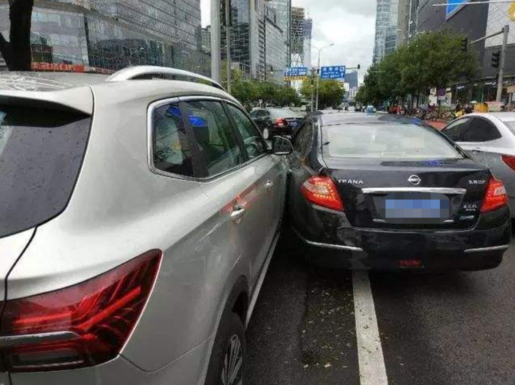 追尾一定是后车全责？交警：这4种追尾后车无责，别傻傻掏钱赔偿