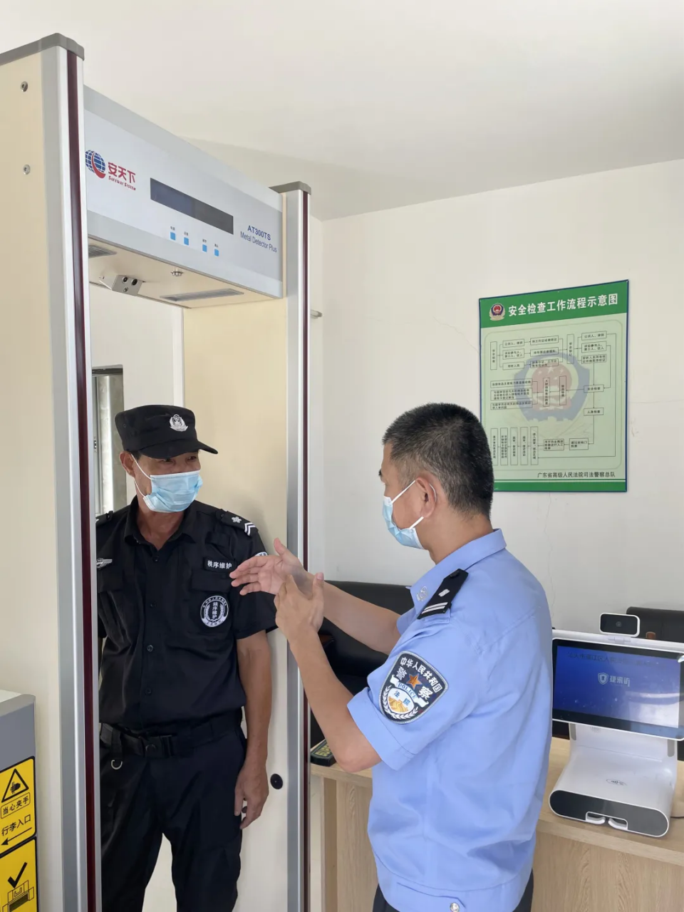 濠江法院建立法警轮值驻守法庭制度,全面加强法庭安保工作