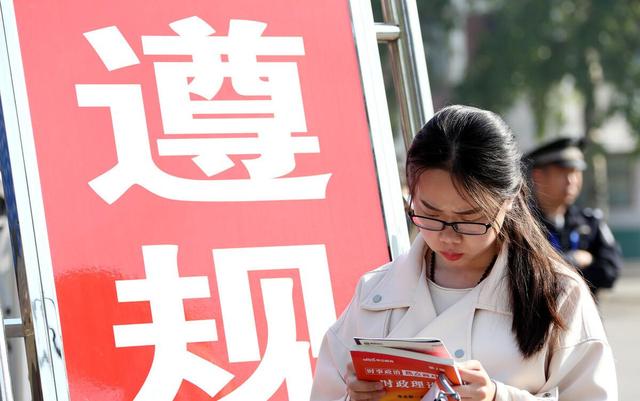 公务员收入多高？一般能达到月薪7000+这类公务员年薪80万