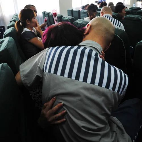 服刑人员入狱能继续交社保吗？家属能帮忙交吗？