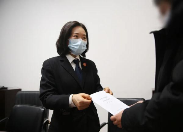 小夫妻闹离婚,孩子仅8个月大!法院发《告知书》:离婚了也要管好娃