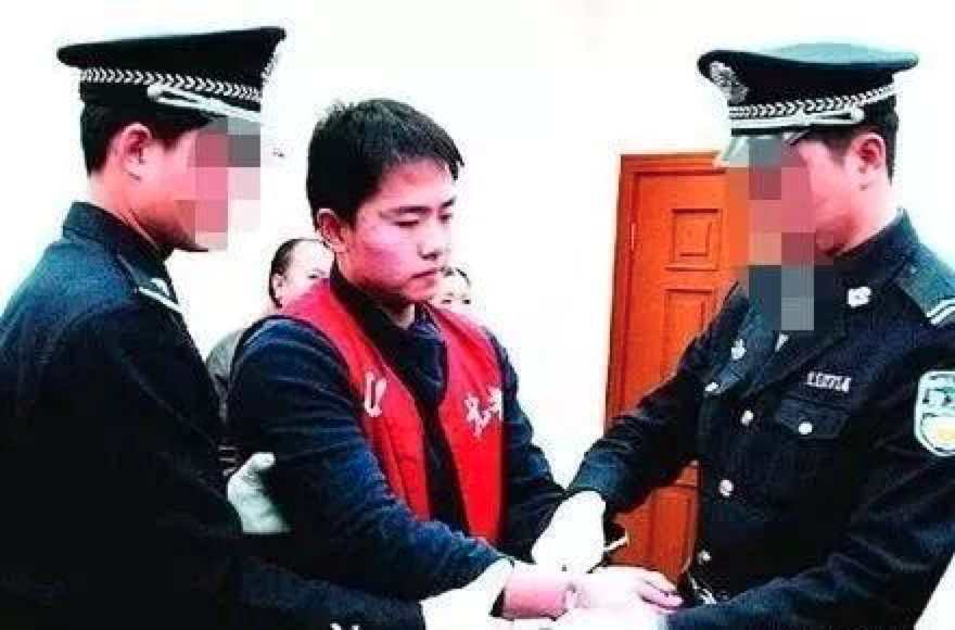 22岁少年掐死女友，打死老人，被判死刑：中国式巨婴，毁掉三代人