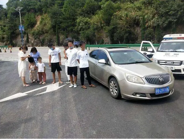 私家车超员20%以上才扣分，那5座车坐6个人怎么算？交警：听好了