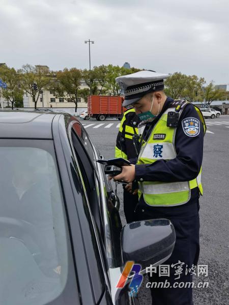 交通违法记分新规实施 宁波交警严查开车使用手机行为