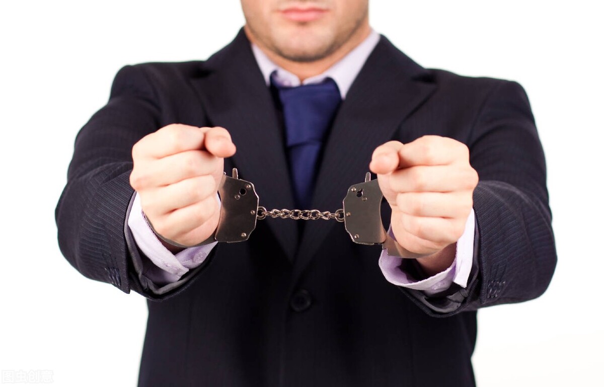 朋友把人打成轻微伤，现在被刑拘了，会判刑么？能判多久？