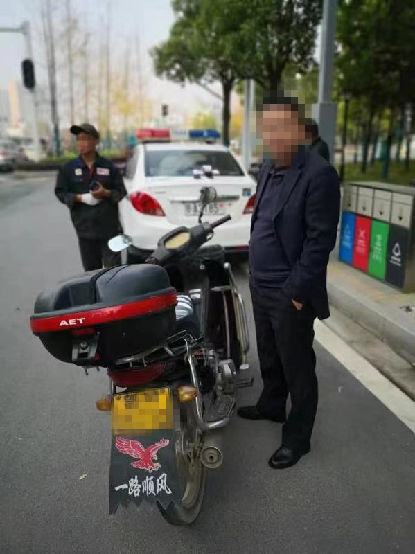摩托车也是机动车，无牌、无证驾驶一律严处