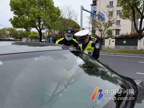 交通违法记分新规实施 宁波交警严查开车使用手机行为