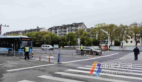 交通违法记分新规实施 宁波交警严查开车使用手机行为