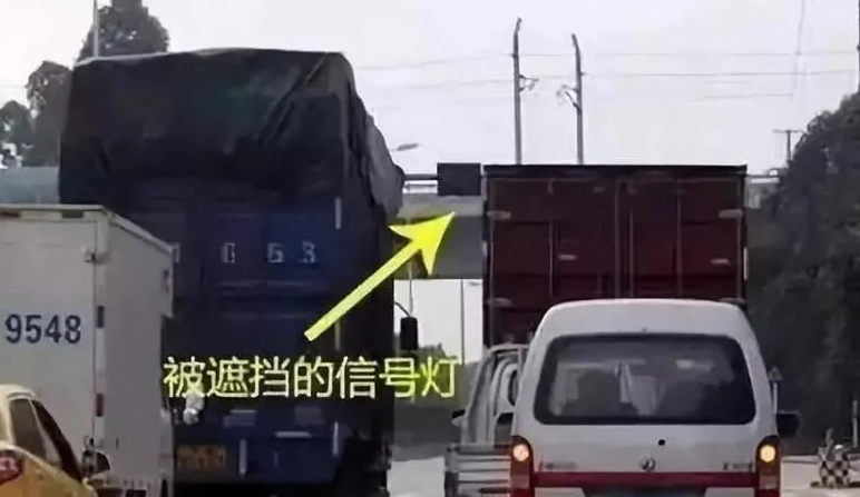 误闯红灯，把车倒回去可以吗？别犯傻，做错扣6分