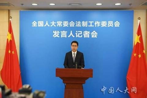 妇女权益保障法修订草案增加规定:明确不得因婚、孕、产等情形限制女职工晋职晋级