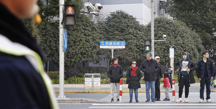 行人闯红灯、非机动车违法被电子警察抓拍！“上海交警”APP上可缴费处理