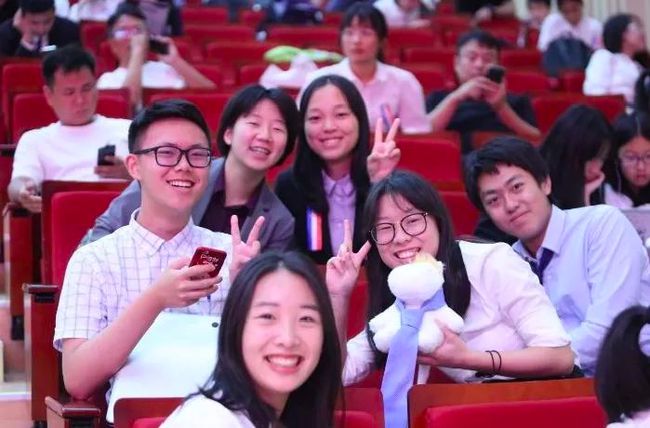 “摆地摊”都允许了，教师“有偿补课”也不远了，这些人可不赞同