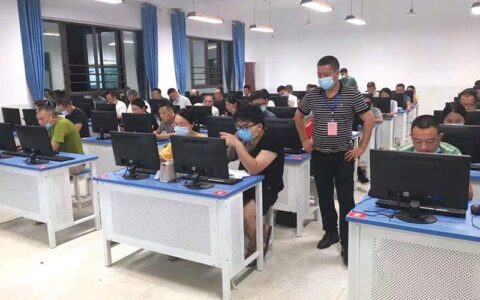 提升行政执法人员依法行政素质和能力 嘉鱼766名执法人员参加换证考试