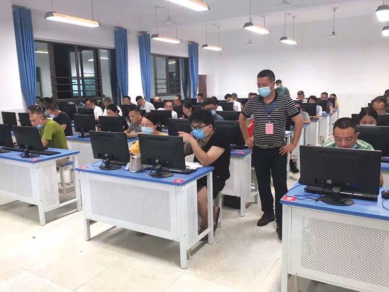提升行政执法人员依法行政素质和能力 嘉鱼766名执法人员参加换证考试