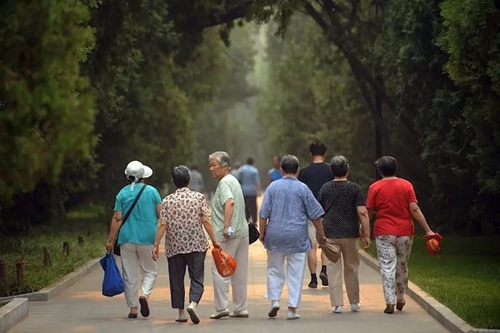 延迟退休方向已确定，2027年正式实施？70、80、90后谁会被影响？