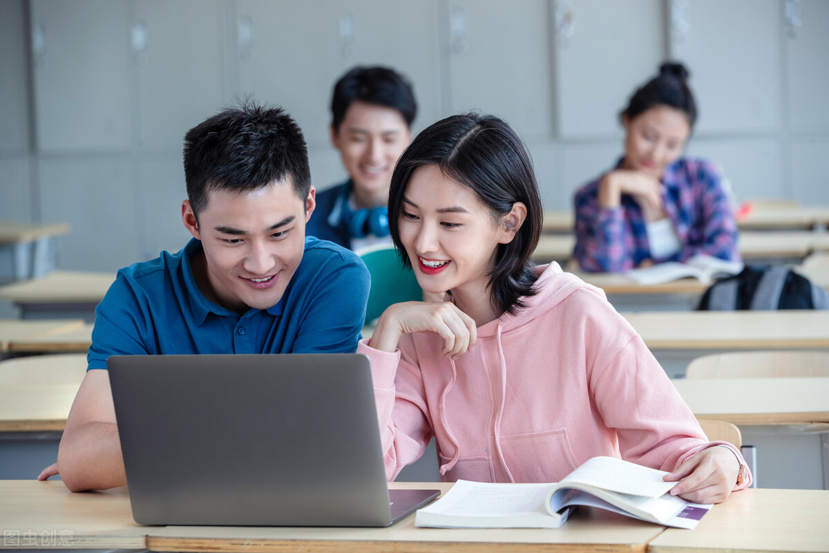 如何提高生育率？北大教授：结婚年龄降到18岁！读书生孩子两不误