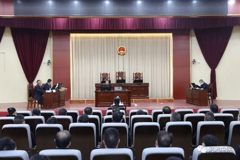 疯狂！挪用百万公款，全部用于打赏男主播